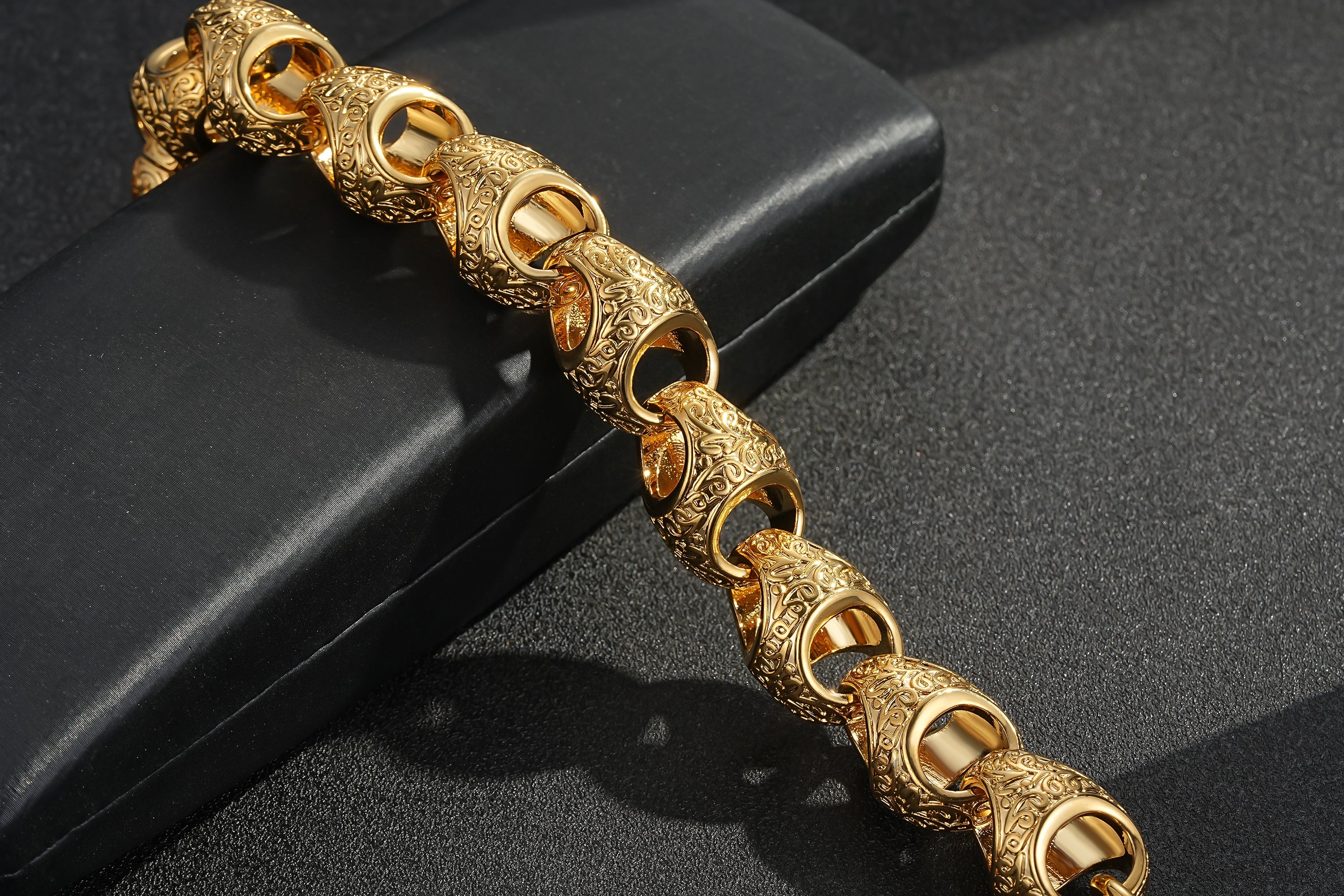 17mm Gold Acorn Link Bracelet 8.5inches Heavy Patterned XL Statement 104g Jewellery - Image 2