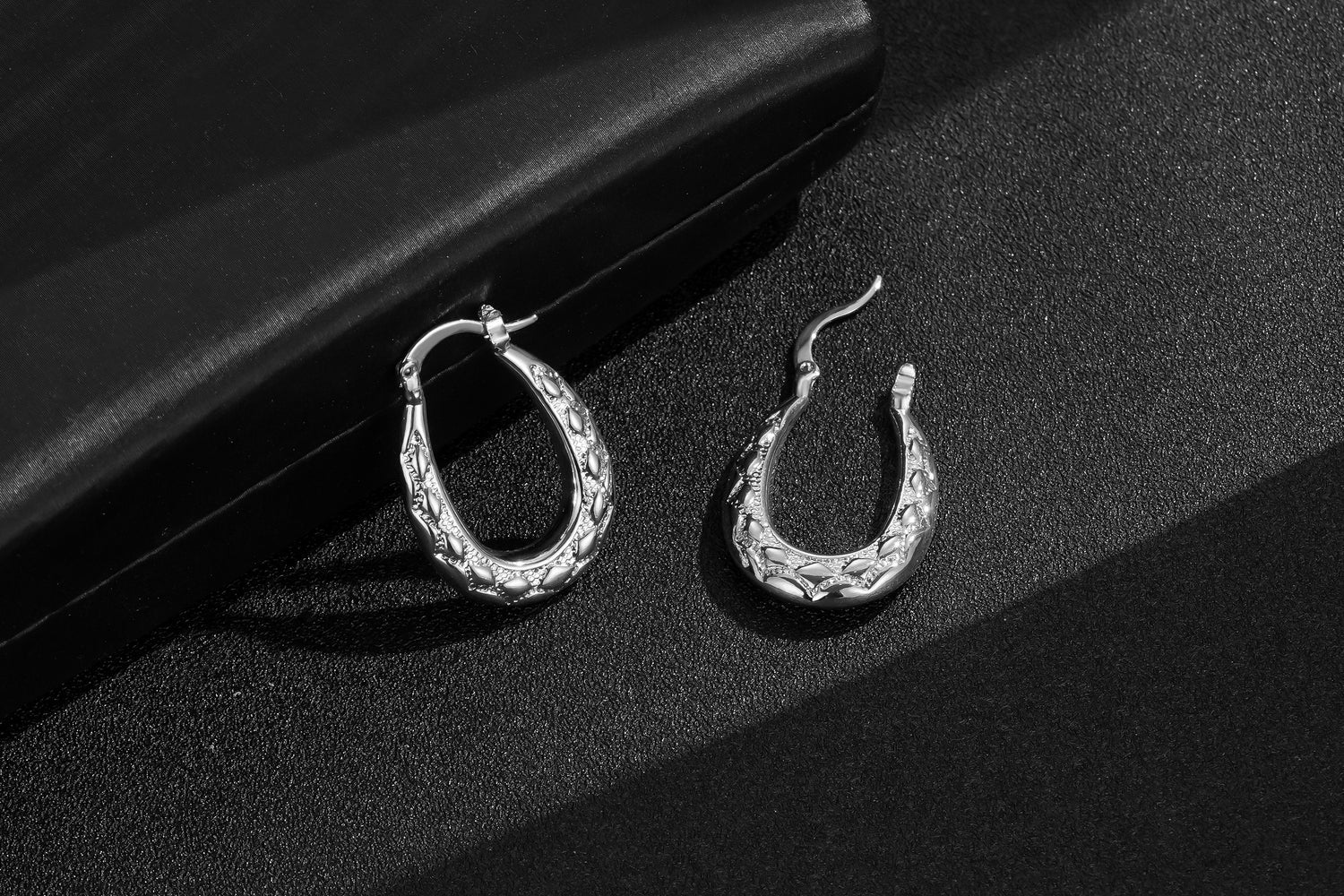 Silver Diamond-Cut Oval Creole Hoop Earrings 25mm - Image 3