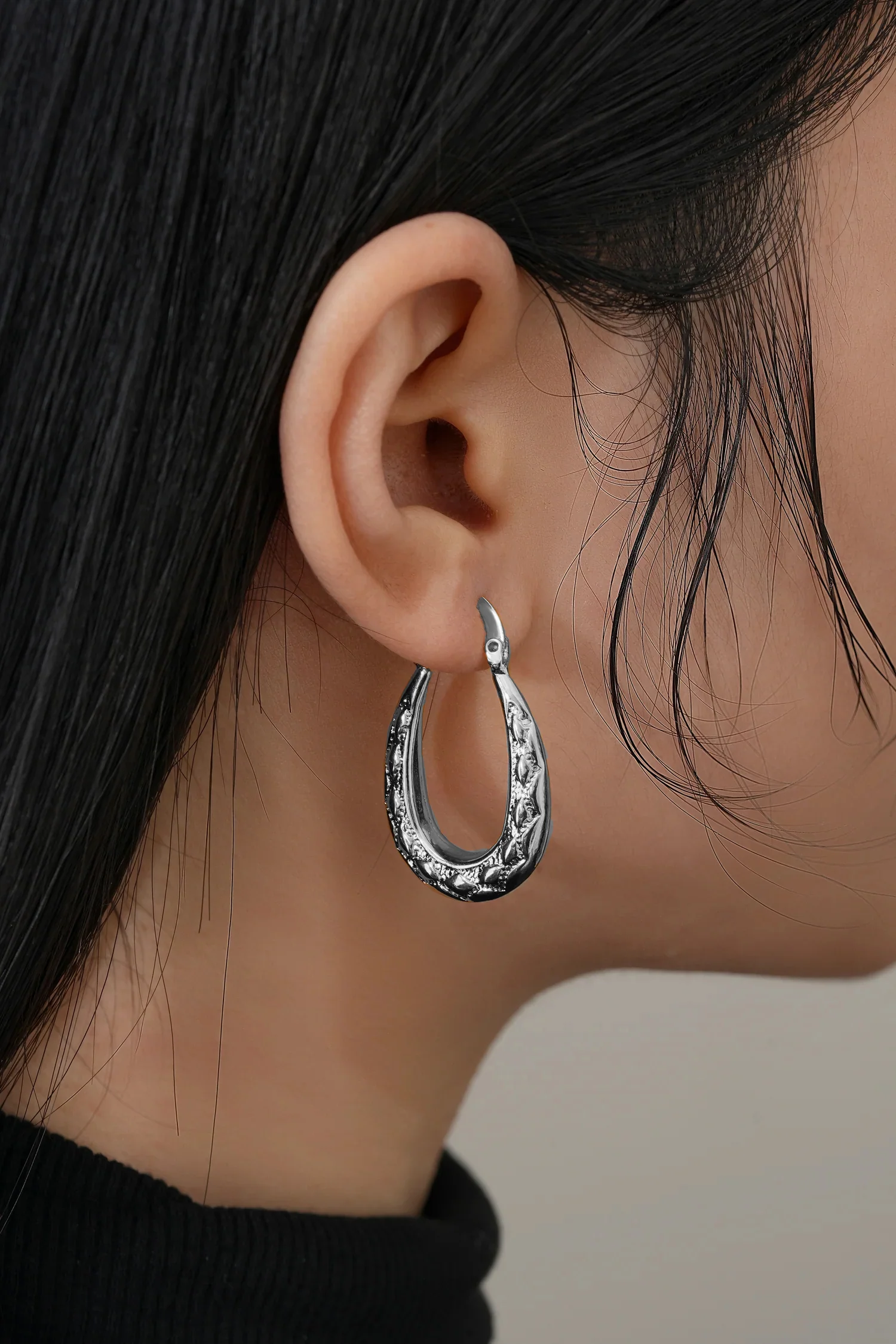 Silver Diamond-Cut Oval Creole Hoop Earrings 25mm - Image 4
