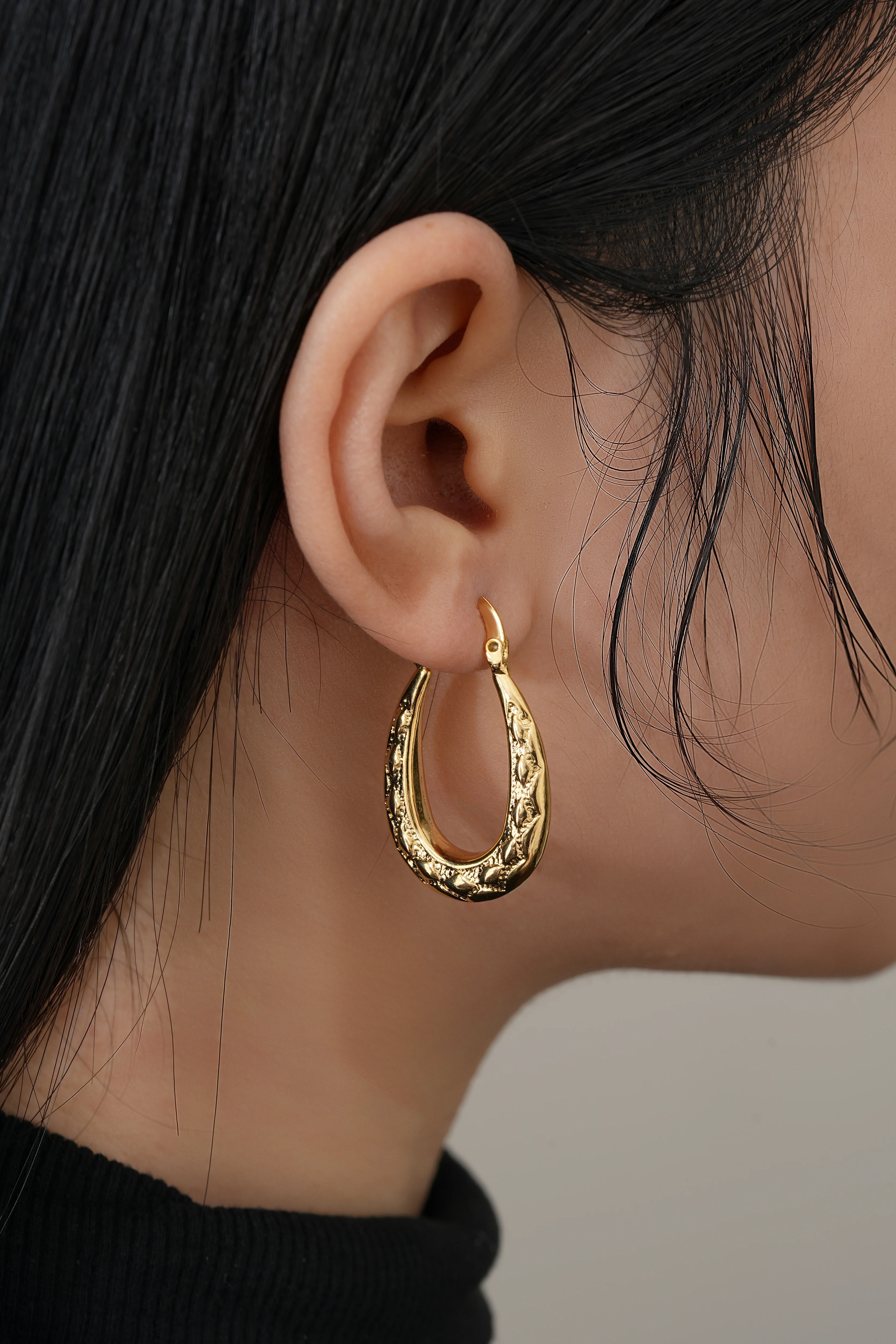 Gold Diamond-Cut Oval Creole Hoop Earrings 25mm - Image 3